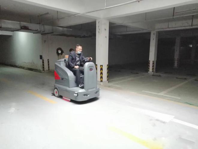 张家口小区物业保洁不用人力改用驾驶式洗地机了